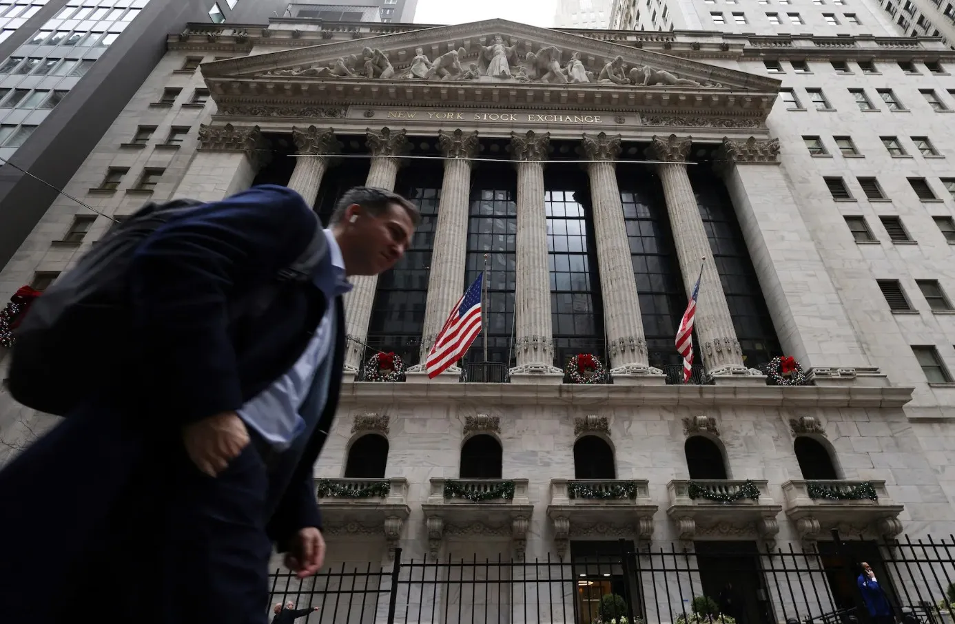 S&P 500 พลิกกลับปิดทรงตัว เมื่อคำพูดของ พาวเวลล์ มีน้ำหนักกว่ามติของเฟด