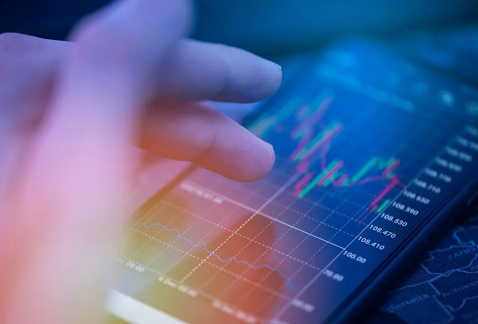 S&P 500 พลิกกลับปิดทรงตัว เมื่อคำพูดของ พาวเวลล์ มีน้ำหนักกว่ามติของเฟด