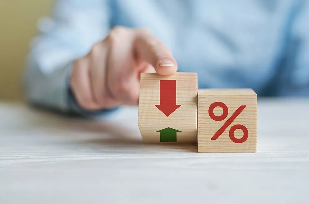 วิเคราะห์ กนง. ลดดอกเบี้ย! จัดพอร์ตลงทุนหุ้นกลุ่มไหนดี รับมือเศรษฐกิจไทย