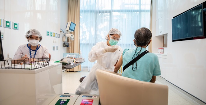 รพ.กรุงเทพ ยันพร้อมให้บริการฉีดวัคซีน `โมเดอร์นา` ปลายปีนี้