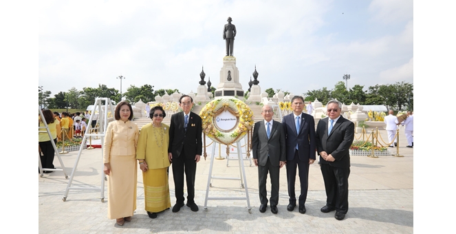 คณะกรรมการธนาคาร คณะผู้บริหารและพนักงาน ธนาคารกรุงเทพ จำกัด (มหาชน) ร่วมพิธีวางพวงมาลาถวายบังคมพระบรมราชานุสาวรีย์ พระบาทสมเด็จพระบรมชนกาธิเบศร มหาภูมิพลอดุลยเดชมหาราช บรมนาถบพิตร