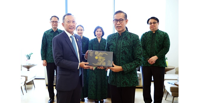 ไอแบงก์เข้าเยี่ยมคารวะ นายวรภัค ธันยาวงษ์ เนื่องในโอกาสได้รับพระบรมราชโองการโปรดเกล้าฯ แต่งตั้งให้ดำรงตำแหน่งรัฐมนตรีช่วยว่าการกระทรวงการคลัง