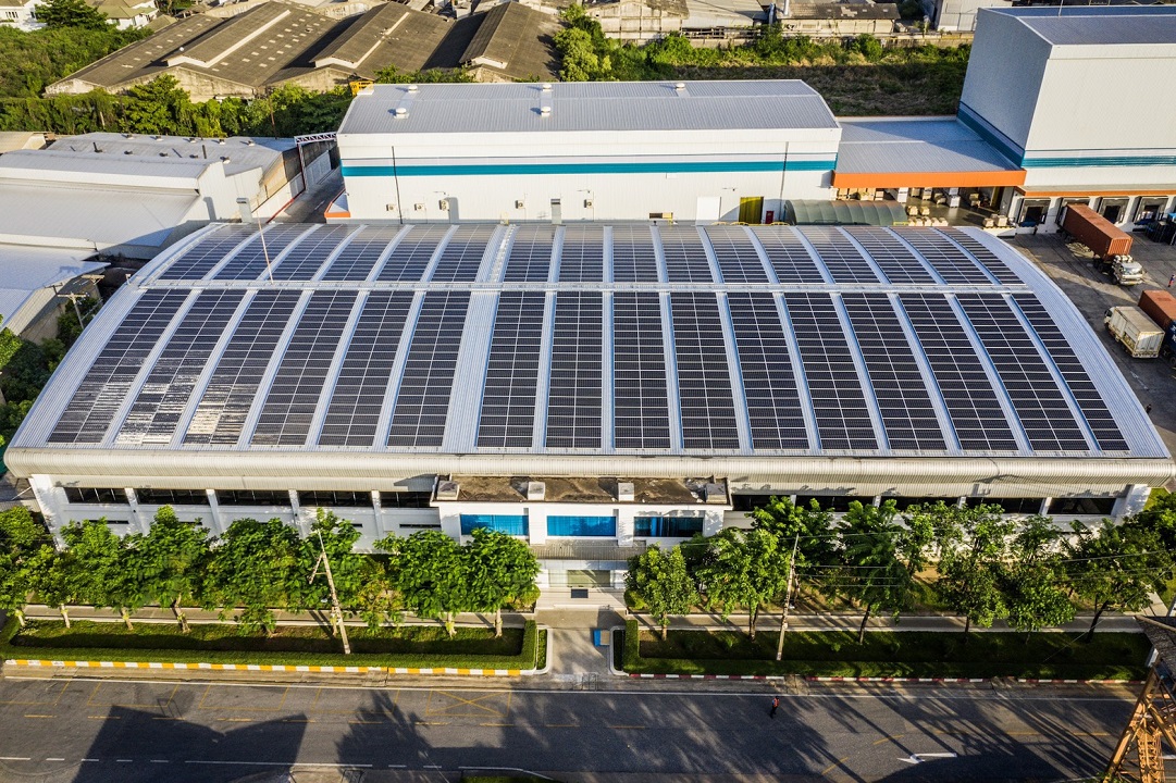 “ทานตะวันอุตสาหกรรม” พลิกโฉมหลังคา สู่แหล่งผลิตไฟฟ้าพลังงานแสงอาทิตย์ ด้วยกำลังผลิต 3.45 ล้านกิโลวัตต์ต่อปี ดันอุตสาหกรรมไทยสู่เศรษฐกิจคาร์บอนต่ำ