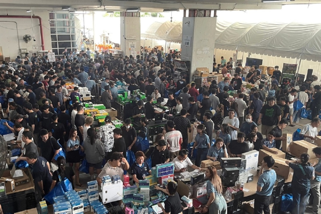 Synnex Big Bang Sale 2025 คึกคัก นักช้อปแน่นงาน พร้อมร่วมรักษ์โลก ส่งมอบ E-Waste ผ่านโครงการ ‘ทิ้งให้ถูกที่ Trusted by Synnex E-Waste’