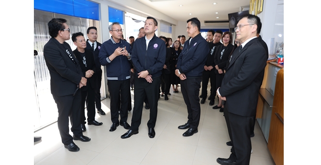 รมว.อุตฯ ตรวจเยี่ยม ‘ศูนย์ฝ่าฟัน ดัน SMEs’ ณ SME D Bank สาขาร้อยเอ็ด และมหาสารคาม ชื่นชมเป็นกลไกสำคัญช่วยเสริมแกร่งภาคธุรกิจด้วยบริการ ‘เติมทุน-เติมความรู้-แก้หนี้ยั่งยืน’