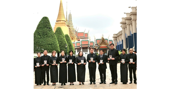 ออมสิน ถวายพวงมาลัย และลงนามถวายความอาลัย แด่สมเด็จพระนางเจ้าสิริกิติ์ พระบรมราชินีนาถ พระบรมราชชนนีพันปีหลวง