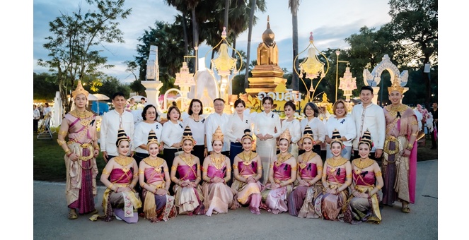 ออมสิน ร่วมงานประเพณีลอยกระทง เผาเทียน เล่นไฟ จังหวัดสุโขทัย