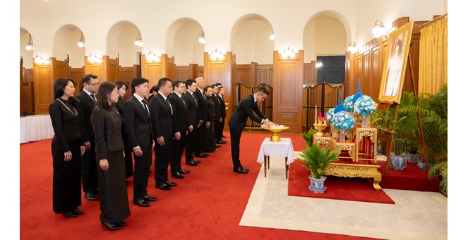 เมืองไทยประกันชีวิต นำคณะผู้บริหารลงนามถวายความอาลัย และถวายสักการะเบื้องหน้า พระฉายาลักษณ์ สมเด็จพระนางเจ้าสิริกิติ์ พระบรมราชินีนาถ พระบรมราชชนนีพันปีหลวง