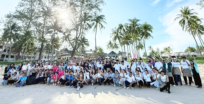 พลัส พร็อพเพอร์ตี้ จับมือ แสนสิริภูเก็ต และ The Society ต่อยอดแนวคิด Inclusive Growth ผ่านกิจกรรม “Wellness Community Cleanup” เก็บขยะริมหาดบางเทา ในงาน BEING Thailand 2025