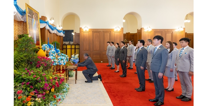 ธนาคารกรุงไทย ทูลเกล้าถวายแจกันดอกไม้ พร้อมลงนามถวายพระพร สมเด็จพระบรมราชชนนีพันปีหลวง เนื่องในโอกาสวันเฉลิมพระชนมพรรษา 12 สิงหาคม 2568