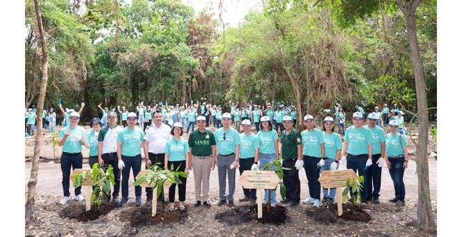 ผู้บริหารและพนักงาน ปตท.สผ. ร่วมกันปลูกต้นไม้เพิ่มพื้นที่สีเขียวในโอกาสครบ 40 ปี
