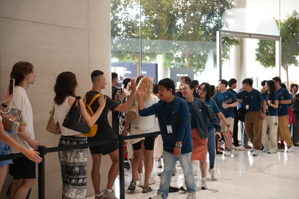 iPhone 17 ถึงมือแล้ว! ลูกค้าแห่รับเครื่องวันแรก Apple Store ICONSIAM