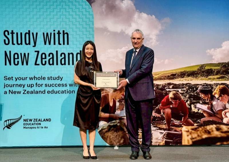 รอง CEO กลุ่ม รพ.วิชัยเวชฯ (VIH) รับรางวัลศิษย์เก่าดีเด่นนิวซีแลนด์