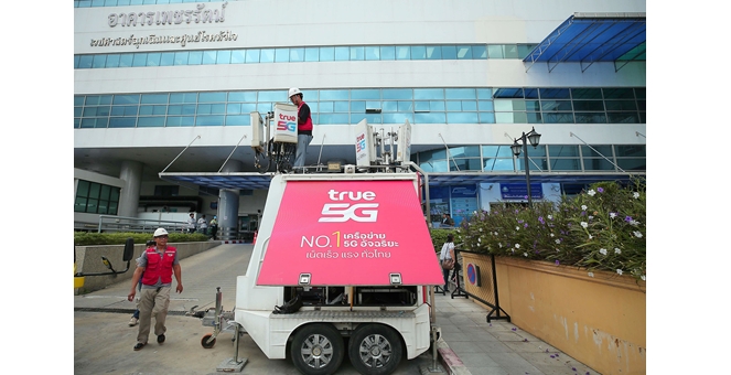 ทรู คอร์ปอเรชั่น นำ 3 รถ COW เพิ่มสัญญาณ 5G/4G จุดถนนทรุดตัวหน้าวชิรพยาบาล ร่วมสนับสนุนภาครัฐกู้สถานการณ์ พร้อมมอบเน็ตมือถือฟรี 10GB แก่ลูกค้าทรูออนไลน์