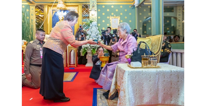 สมเด็จพระกนิษฐาธิราชเจ้า กรมสมเด็จพระเทพรัตนราชสุดาฯ สยามบรมราชกุมารี ให้ บริษัทบริหารสินทรัพย์ กรุงเทพพาณิชย์ จำกัด (มหาชน) เข้ารับพระราชทานของที่ระลึกผู้บริจาคเงินกองทุนห้องผ่าตัดศิริราช